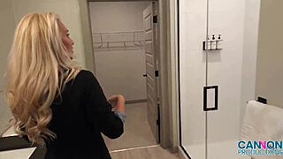 性感经纪人Alexis Malone用大奶诱惑客户