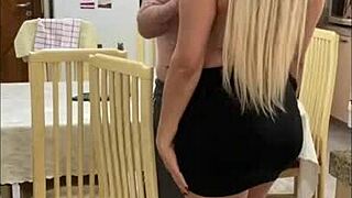 Patroa gostosa bebe leitinho do mini funcionario