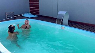 tia e sobrinha pegas na piscina