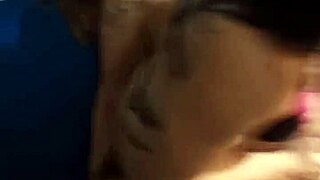 Girl sucks magrinha's peit�es