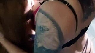 Girl sucks magrinha's peit�es