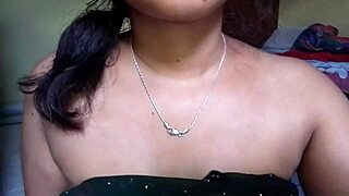 Indian bhabhi fingered pussy to squirt