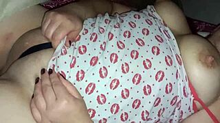 la esposa infiel de mi hermanastro se deja manosear cuando esta sola