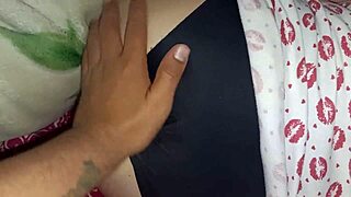 la esposa infiel de mi hermanastro se deja manosear cuando esta sola