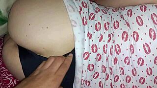 la esposa infiel de mi hermanastro se deja manosear cuando esta sola