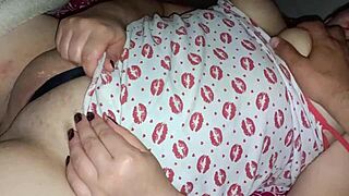 la esposa infiel de mi hermanastro se deja manosear cuando esta sola