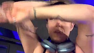 training at gym made me horny sweat drippin to wet pussy 😍