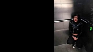 I nailed my neighbor’s hot milf stepmom in the gym elevator in Medellin.