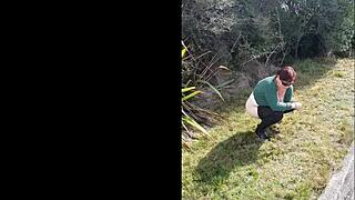 Trashy kiwi milf pisses roadside, traffic watching