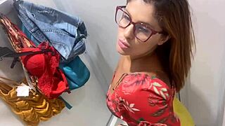 Batendo Siririca no Provador da Loja com Buceta Peluda Exposta