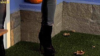 I-I join this spooky lesbian threesome, girls kissing and getting all wet and dripping.