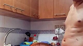 desayunando la vagina de mi suegra en la cocina con un rapidito.