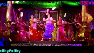 Wow! Kareena flaunts her hottest navel and big boobs ever