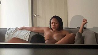 amateur couple reaches orgasm as they eat her pussy