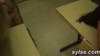 Une étudiante ronde prise en double