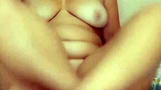 de quatro com a buceta bem aberta batendo siririca