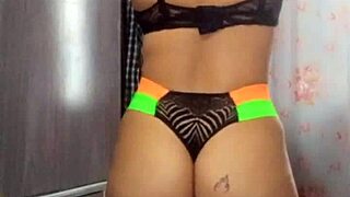 de quatro com a buceta bem aberta batendo siririca