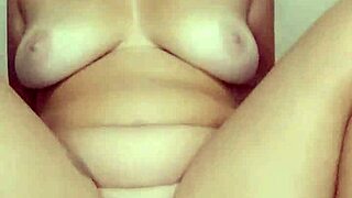 de quatro com a buceta bem aberta batendo siririca