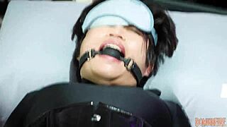 Hey, watch Dominafire make Salome Salvi squirt with a strapon