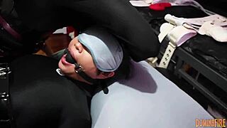 Hey, watch Dominafire make Salome Salvi squirt with a strapon