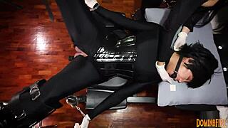 Hey, watch Dominafire make Salome Salvi squirt with a strapon