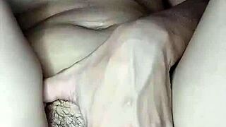 Joven caliente coño peludo se masturba cabalgando a escondidas hasta correrse en creamy