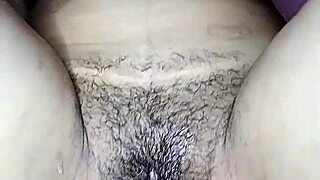 Joven caliente coño peludo se masturba cabalgando a escondidas hasta correrse en creamy