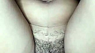 Joven caliente coño peludo se masturba cabalgando a escondidas hasta correrse en creamy