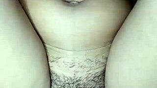 Joven caliente coño peludo se masturba cabalgando a escondidas hasta correrse en creamy