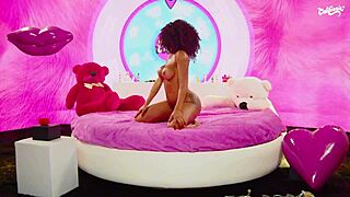 Morena gostosa masturbates with toys until orgasm in california