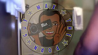 O turns off the lights in the room