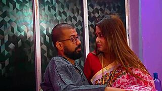 美丽火辣印度妻子在周年纪念日用印地语诱惑丈夫浪漫性爱