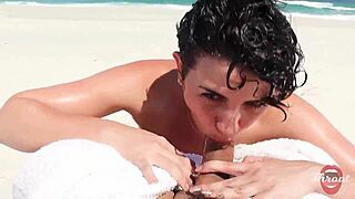 safada me fez um boquete na praia na frente dos bainhistas, with deepthroat tits ass skinny small tits blowjob big ass.