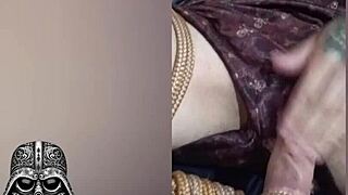 caresser le pénis de la belle brésilienne alternative pour un creampie orgasmique.