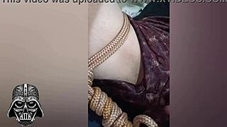 caresser le pénis de la belle brésilienne alternative pour un creampie orgasmique.