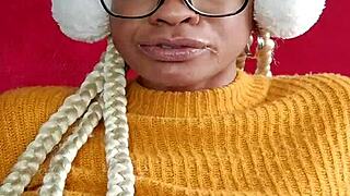 Latina putinha engolindo dildo, can she take it deeper?