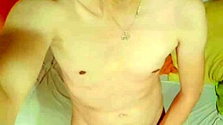 Masturb�ndome usando mi nuevo sombrero