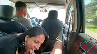 Mamou o enteado enquanto o corno dirigia no carro