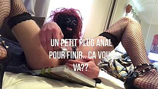 Dressed in leather, natatravesti pleasures herself with dildo on bed 😏