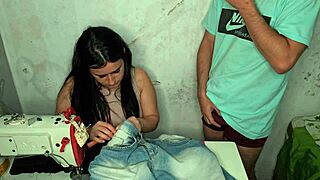 Costureira fica excitada ao ver ereção do cliente