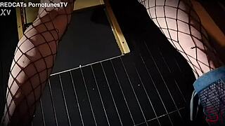 Gloryhole goddess teases stranger's big dick to sloppy facial.