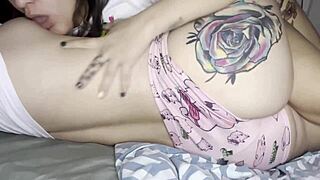 lesbianas follando en la pijamada con juguetes