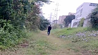 Safada exibe buceta sem calcinha parque publico