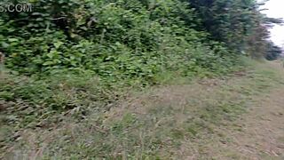 Safada exibe buceta sem calcinha parque publico