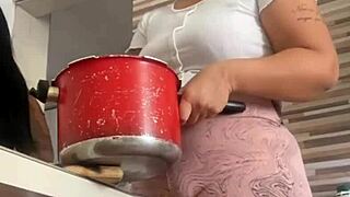 Hey, chamei minha amiga da buceta grande pra ajudar no almoço, tá afim?