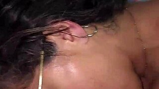 mi madrastra madura infiel hablando con mi padre mientras me la follo