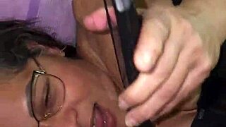 mi madrastra madura infiel hablando con mi padre mientras me la follo