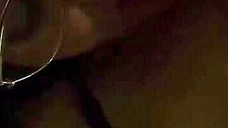 mi madrastra madura infiel hablando con mi padre mientras me la follo