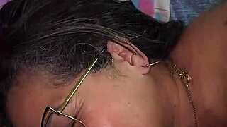 mi madrastra madura infiel hablando con mi padre mientras me la follo