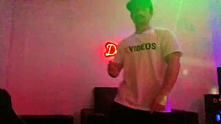 estava com tanto tesão que fodi no gloryhole com um desconhecido e acabei ficando cheia de porra na buceta